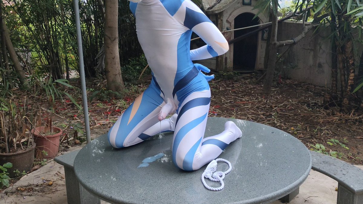XM52876950's tweet photo. 呜呜...好羞耻...好刺激...要...要出来了！
画师@Pisone_eroVer
#furry #野裸 #zentai https://t.co/EX1ODlLM0L