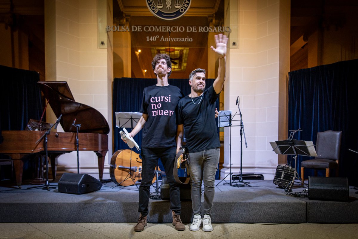 Increíble noche pasamos en la Bolsa de Comercio Rosario, haciendo canciones de mi autoría junto al gran pianista Juan Sanseovich.
Pronto hacemos otra fecha con este dúo!
Gracias a todo el público presente por el cariño que nos brindaron!!!