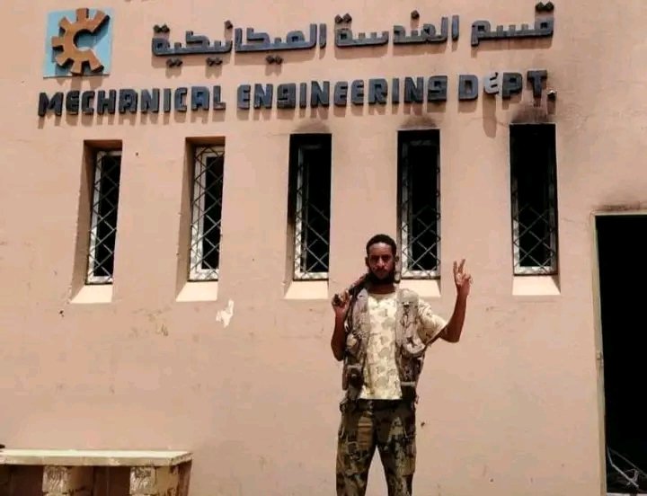 الشيخ المهندس #المجاهد محمد صلاح (حافظ كتاب الله) أحد أبناء كلية العلوم الهندسية دخلها من قبل حاملاً للقلم من أجل العلم والمعرفة، واليوم دخلها حاملاً سلاحة محررا لها من دنس المرتزقة، بارك الله فيه وإخوانه وتقبل منهم.