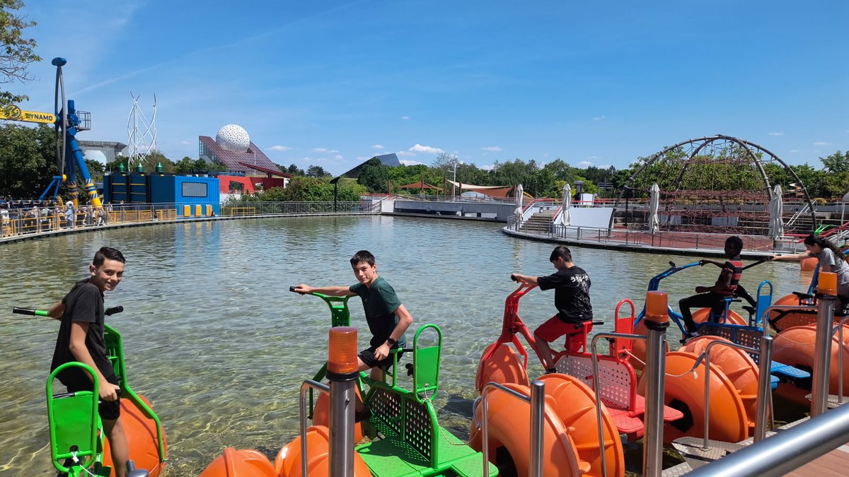Superbe après-midi ensoleillé pour nos jeunes. Un moment festif avec de belles découvertes scientifiques. L'heure du retour approche ! <a href="/Dsden07/">Ardèche-Direction académique</a>