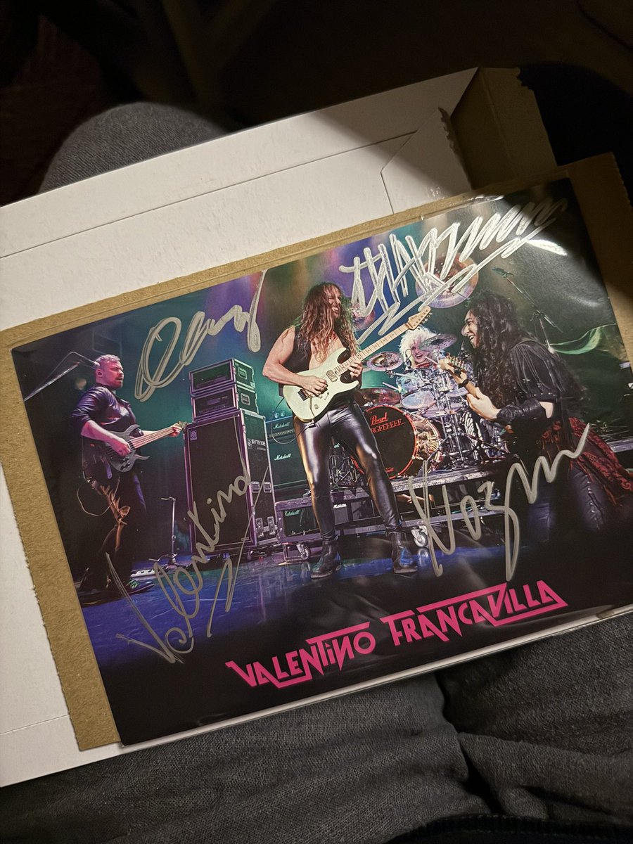 SenHm13's tweet image. ガク＼（＠v＠）／ブル

直筆サインカード 開封の儀
乙女には刺激強め　_( :⁍ 」 )_
ご本人のと思うとね…

丁度着ていたアンセムのサーカスTシャツでお迎えNow

#HeavyChains 💿
#ValentinoFrancavilla ⛓️🎸🎤
#NozomWakai ⛓️🎸
#CHARGEEEEEE⛓️🥁
#OllieBernstein ⛓️🎸（B）