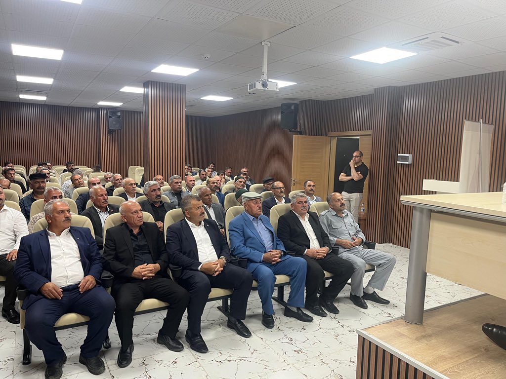 ŞİRVAN KAYMAKAMLIĞI (@sirvankymkmligi) on Twitter photo Kaymakamımız Sn. <a href="/aaaltintass/">Ahmet Ali Altıntaş</a>, İl Genel Meclis üyeleri Hasan Carlık, Lezgin Amil, Birlik Müdürümüz Fatma Beştaş ve muhtarlarımızın katılımıyla Köylere Hizmet Götürme Birliği Olağan Meclis Toplantısı gerçekleştirildi. Kaymakamımız Sn. <a href="/aaaltintass/">Ahmet Ali Altıntaş</a>, İl Genel Meclis üyeleri Hasan Carlık, Lezgin Amil, Birlik Müdürümüz Fatma Beştaş ve muhtarlarımızın katılımıyla Köylere Hizmet Götürme Birliği Olağan Meclis Toplantısı gerçekleştirildi.