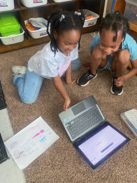 Our kindergarteners are diving into research and collaboration! 🐾✨ They’re teaming up to explore animals and create their very own Google Slides presentations. Future scientists and tech whizzes in the making! 💻🔍 #KSTEM #FutureReady <a href="/PCS_STEM/">PCS_STEM</a>