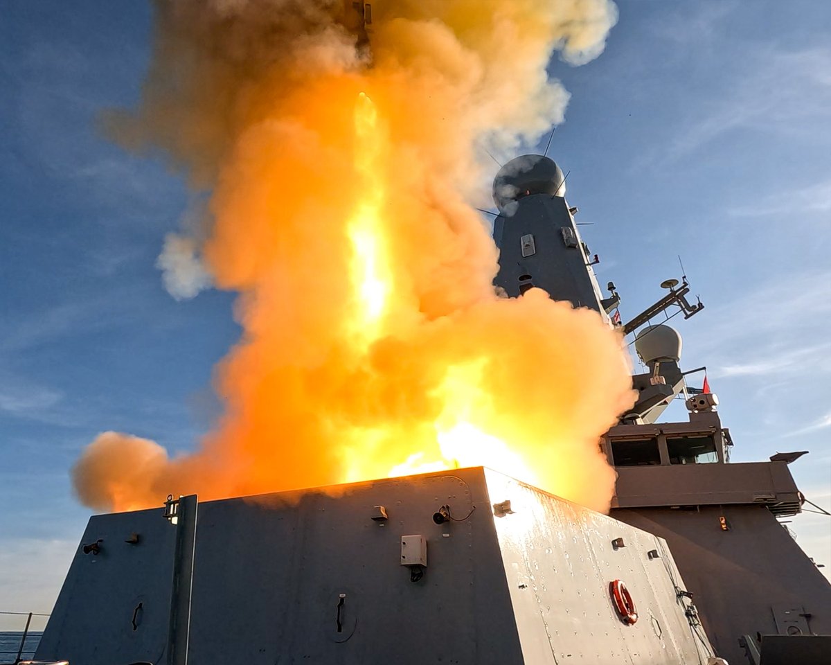 JFCNorfolk's tweet image. Real missiles, real targets, real readiness. 11 @NATO Allies operating together in @USNavyEurope&apos;s and @STRIKFORNATO&apos;s  #FormidableShield25 the most complex live missile fire event of the year. 

Firing units here are from 🇬🇧 🇧🇪🇨🇦🇫🇷 #StrongerTogether