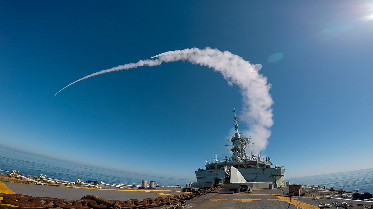 JFCNorfolk's tweet image. Real missiles, real targets, real readiness. 11 @NATO Allies operating together in @USNavyEurope&apos;s and @STRIKFORNATO&apos;s  #FormidableShield25 the most complex live missile fire event of the year. 

Firing units here are from 🇬🇧 🇧🇪🇨🇦🇫🇷 #StrongerTogether