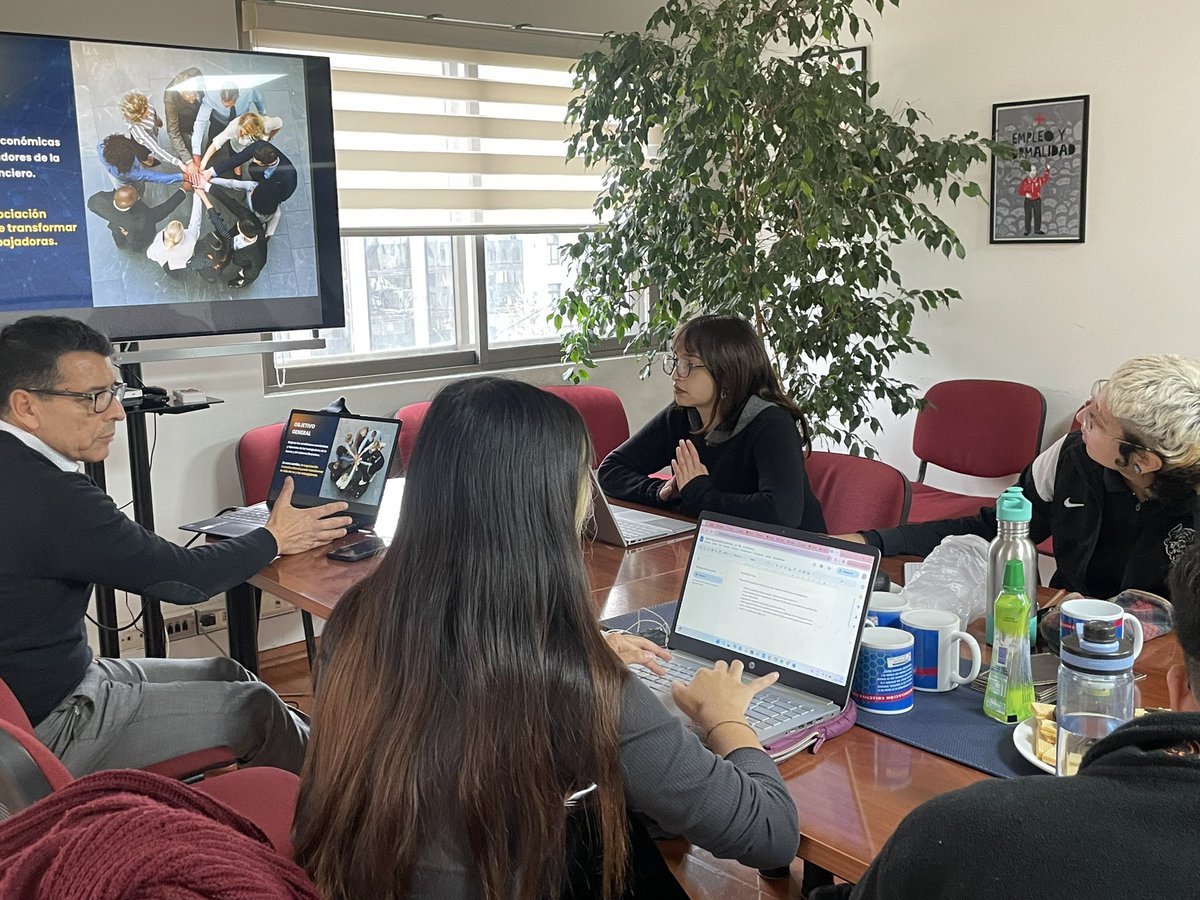 Junto a las y los estudiantes de Trabajo Social de la U. de Chile, Marco Bonnefoy, director nacional de la Confederacion, explicando la relevancia para lxs trabajadorxs de conquistar el derecho a negociar colectivamente en forma ramal.

“Un derecho para conquistar derechos”