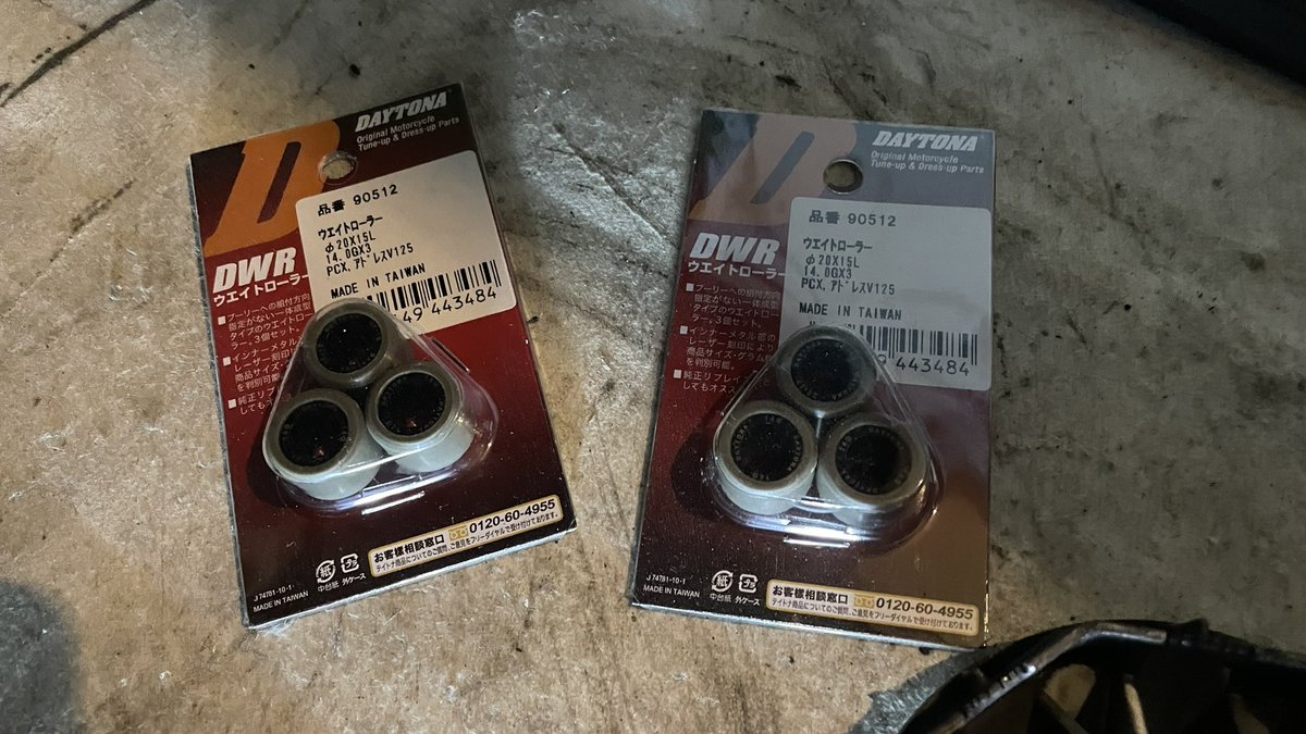k2p_kawa's tweet photo. 夜な夜なタイヤ交換🛞 リアは2400キロでツルンツルンに またMB90に ついでにベルトはDAYTONAだったベルトを純正に 1万6000キロだからもうイイ頃だったでしょう そのまたついでにローラーも14g✕6に これくらいがちょうどイイ😆
#アドレスv125g
#v125g
#タイヤ交換
#irc
#mb90 https://t.co/8V6wSAMNLj