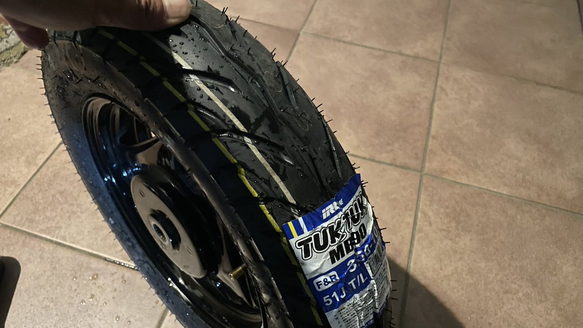 k2p_kawa's tweet photo. 夜な夜なタイヤ交換🛞 リアは2400キロでツルンツルンに またMB90に ついでにベルトはDAYTONAだったベルトを純正に 1万6000キロだからもうイイ頃だったでしょう そのまたついでにローラーも14g✕6に これくらいがちょうどイイ😆
#アドレスv125g
#v125g
#タイヤ交換
#irc
#mb90 https://t.co/8V6wSAMNLj