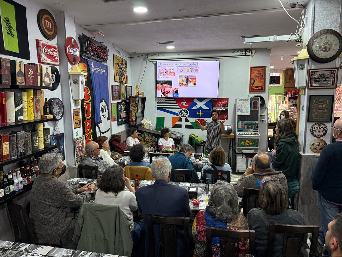 jlgabriel12's tweet photo. Tremendo llenazo el primer día de #Pint25MFS, ahora a por el segundo en #LaBoqueria, de nuevo a partir de las 18:30 🕕
(pero puedes unirte si llegas más tarde, no seas tímido!)
Vamos, que las dos charlas de hoy tienen pintaza!! 💪🏻🤓
@pintofscienceES 
@AytoMiraflores 
#Pint25ES https://t.co/U5mRJFGnDT