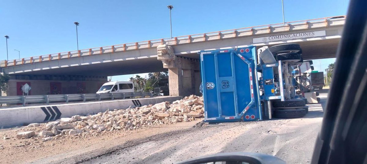 #PrecauciónVial ⚠️ Se registra accidente en la avenida Colosio, sentido hacia Puerto Morelos. 

Equipos de emergencia están atendiendo el incidente y apoyando en las labores para liberar la circulación. 

Les recomendamos prever sus tiempos de traslado y considerar vías alternas.