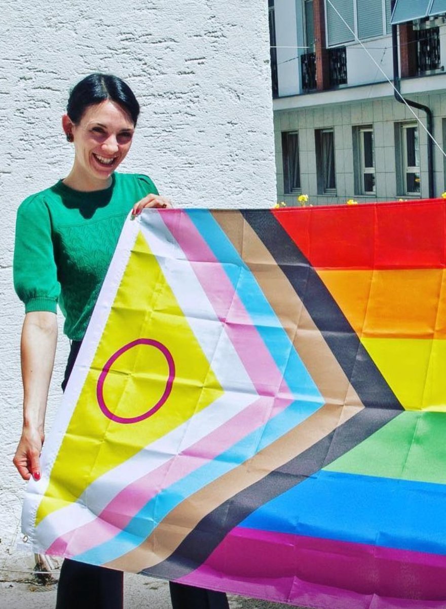 povcomunisti_'s tweet photo. Lei è Katharina Zeller, la neoeletta che ha rifiutato di indossare il Tricolore.

Si spiegano tante cose. https://t.co/fYXQ1PJHrp