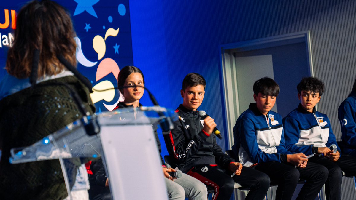 fundeba's tweet photo. El primero de ellos fue acerca de “Cómo viven los jóvenes deportistas sus relaciones familiares en el entorno deportivo” junto a varios jóvenes deportistas del Distrito. 

👏🏽Gracias a los clubes implicados por ayudarnos  @ADAESIMANCAS @AtletismoSuanze @PoligonoH @distritolimpico https://t.co/1PPgDz7IAD