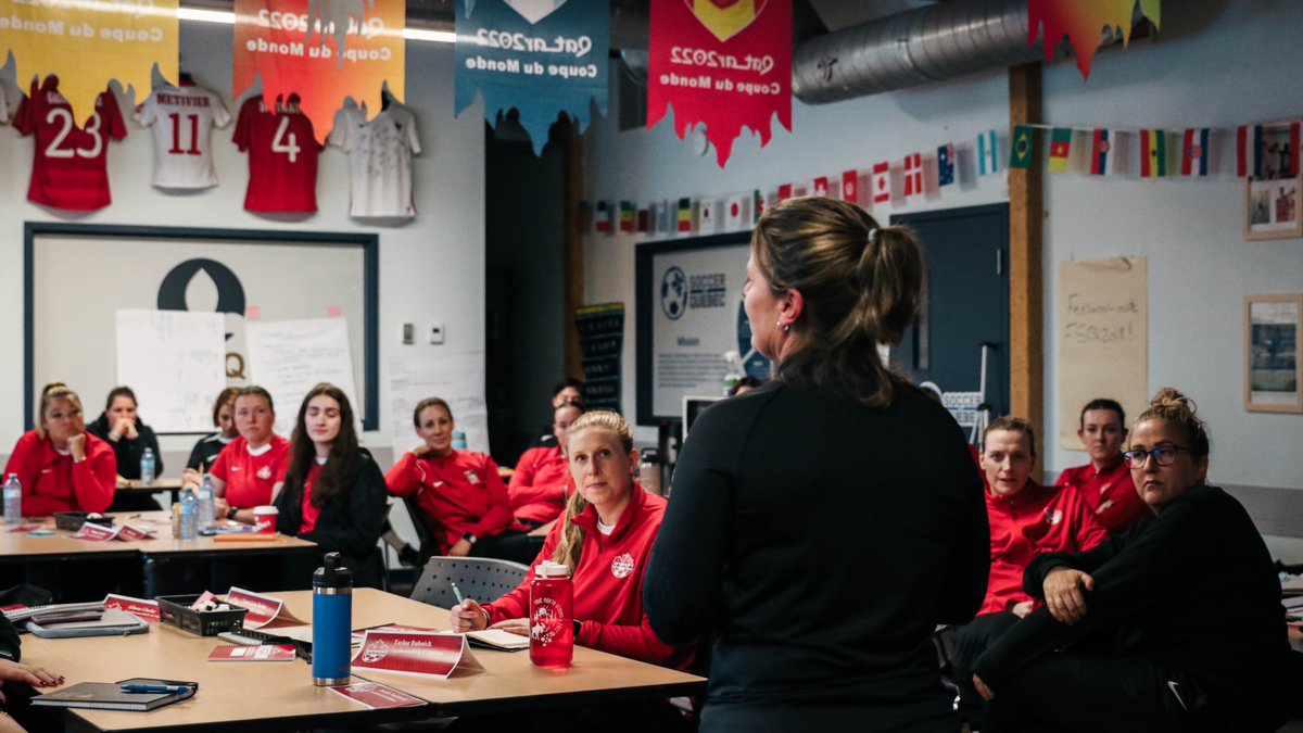 Cindy Tye shares her knowledge with 27 upcoming female coaches at this week’s AccelerateHER event in Laval 💫