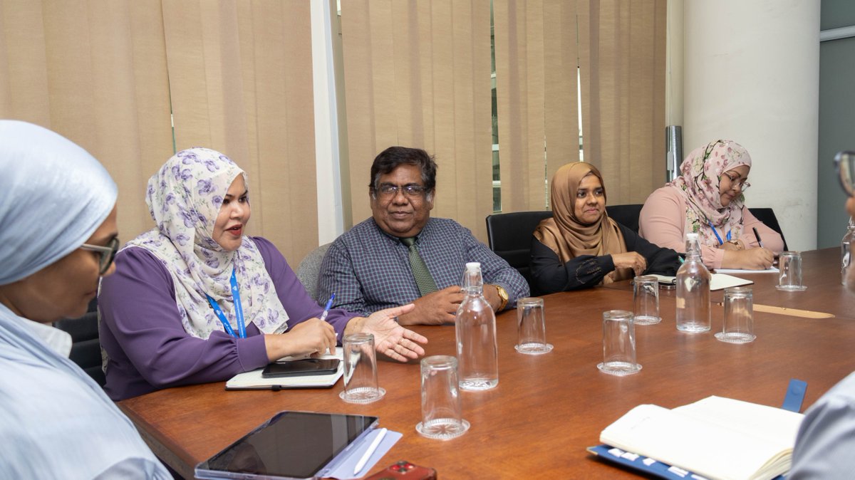 MAAWmv's tweet photo. ވަޒީރު ޑރ. މަރްޔަމް މާރިޔާ އެމްއެންއެސްޑީއޭގެ އިސް ބޭފުޅުންނާއި ބައްދަލުކުރައްވައިފި. މި ބައްދަލުވުމުގައި ދަނޑުވެރިކަމުގެ ދާއިރާއިން ތަމްރީނު ކޯސްތަކަށް މިންގަނޑުތައް ކަނޑައެޅުމާއި، މުސްތަޤުބަލުގައި ދަނޑުވެރިކަމާ ގުޅުންހުރި ދާއިރާތަކުން ޓްރޭޑް ޓެސްޓިންގ ހެދުމަށް ބޭނުންކުރެވިދާނެ މޮޑިއުލްތަކާ ބެހޭގޮތުން މަޝްވަރާކުރެވުނެވެ.
@MNSDAmv