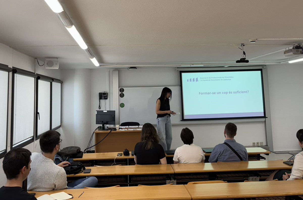 ESAGED_UAB's tweet photo. L’alumnat del Màster participa en la sessió sobre la importància de la formació permanent en arxivística i governança de la informació feta conjuntament per l’@AAC_GD i l’ESAGED.
#LongLifeLearning a la nostra disciplina. https://t.co/NODbIunPZH