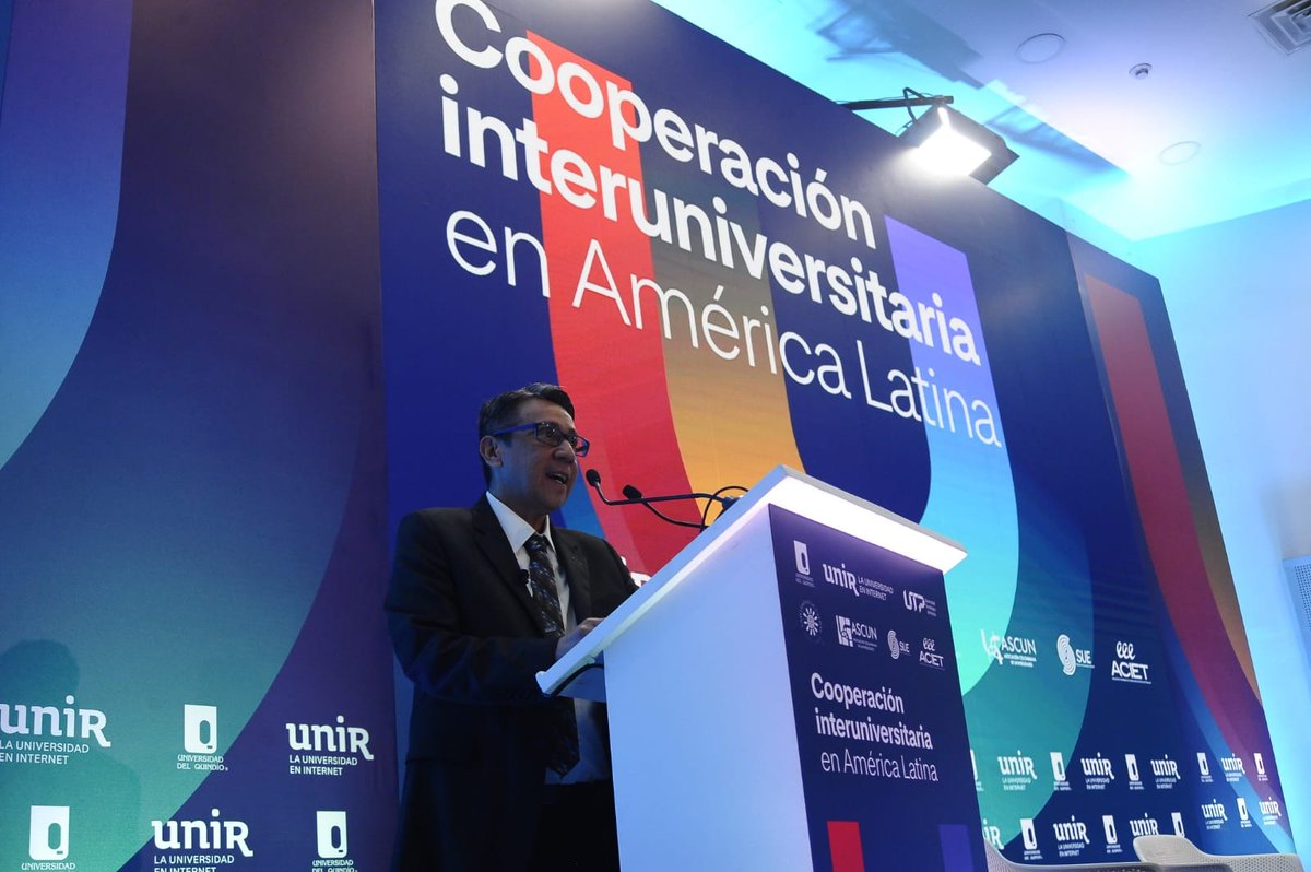 UNIRuniversidad's tweet photo. 🎙️ Luis Fernando Polanía @LuisferPolania, rector de @Uniquindio, en el #Seminario Internacional de #CooperaciónInteruniversitaria: "Gracias a UNIR por lograr esta gran convocatoria y a todos los que nos acompañan hoy en Quindío y de forma online, más de 4.000 participantes".

🔹 “Los mecanismos de cooperación interuniversitaria están aún en construcción”, “pero los actores que nos sumamos hoy estamos cada vez más comprometidos” "para que conduzcan también a la acreditación social", subraya.

🌐 Con el objetivo de lograr un "impacto visible para los campus y nuestras sociedades con conocimiento sostenible e incluyente", "actuar con lo local con perspectiva global, “en la búsqueda de mejores respuestas y soluciones ante los problemas”, destaca. 

🇨🇴 En definitiva, "ofrecer a los #estudiantes las mejores alternativas de crecimiento" y "con la Universidad Internacional de La Rioja nuestros quindianos 149 docentes adelantan formaciones con UNIR". 

Y siempre en "en equidad y paz", concluía. 🕊️