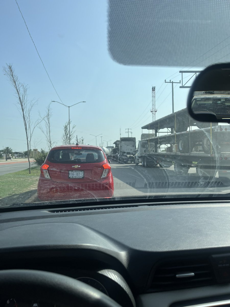 vdccorp's tweet photo. #piedrasnegras @MpioPNegras Volvi a care en la trampa de los traileros que no respetan vialidades y el Mpio de PN ausente por sus tránsitos, pero si mucha patrulla nueva!!! https://t.co/5eqgiexfrd