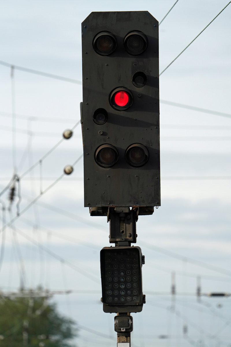 streckenagent_M's tweet photo. #S5 #S8 Wegen der Reparatur an einem Signal in #Freiham, kommt es in beide Richtungen zu Verspätungen von bis zu 10 Minuten. https://t.co/bbDgteaafo https://t.co/vD0vChCOuy
