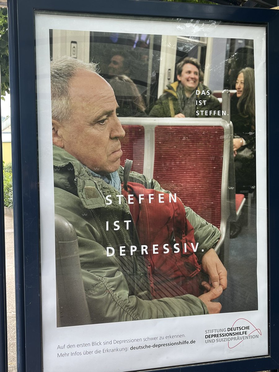 Немецкий плакат про депрессию.
Перевод:
*надпись на переднем плане*
Штефан в депрессии.
*надпись на заднем плане*
Это Штефан.