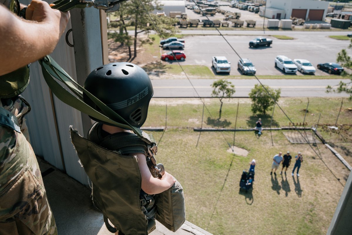 82ndABNDiv's tweet photo. Our Families jumping from the 34’ Tower gives them a small taste of what it’s like to be Airborne. 

CSM(r) Henderson, AA HoF Class of 2025, had 3 generations of his family at the Tower today. USAAAS will have the tower open until 1500 today for friends and family to jump. #aaw25 https://t.co/xrz5WWIFkg