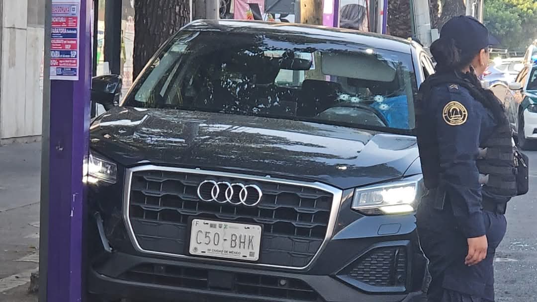 JeSuisLaBOA's tweet photo. García Harfuch se retira de la mañanera… minutos después se confirma el asesinato de la secretaria particular de Clara Brugada y un asesor en Tlalpan.
¿La ciudad más segura del mundo?
La realidad ya no cabe bajo la alfombra.
#CDMX #ClaraBrugada #Inseguridad https://t.co/ocEsM5ge9R