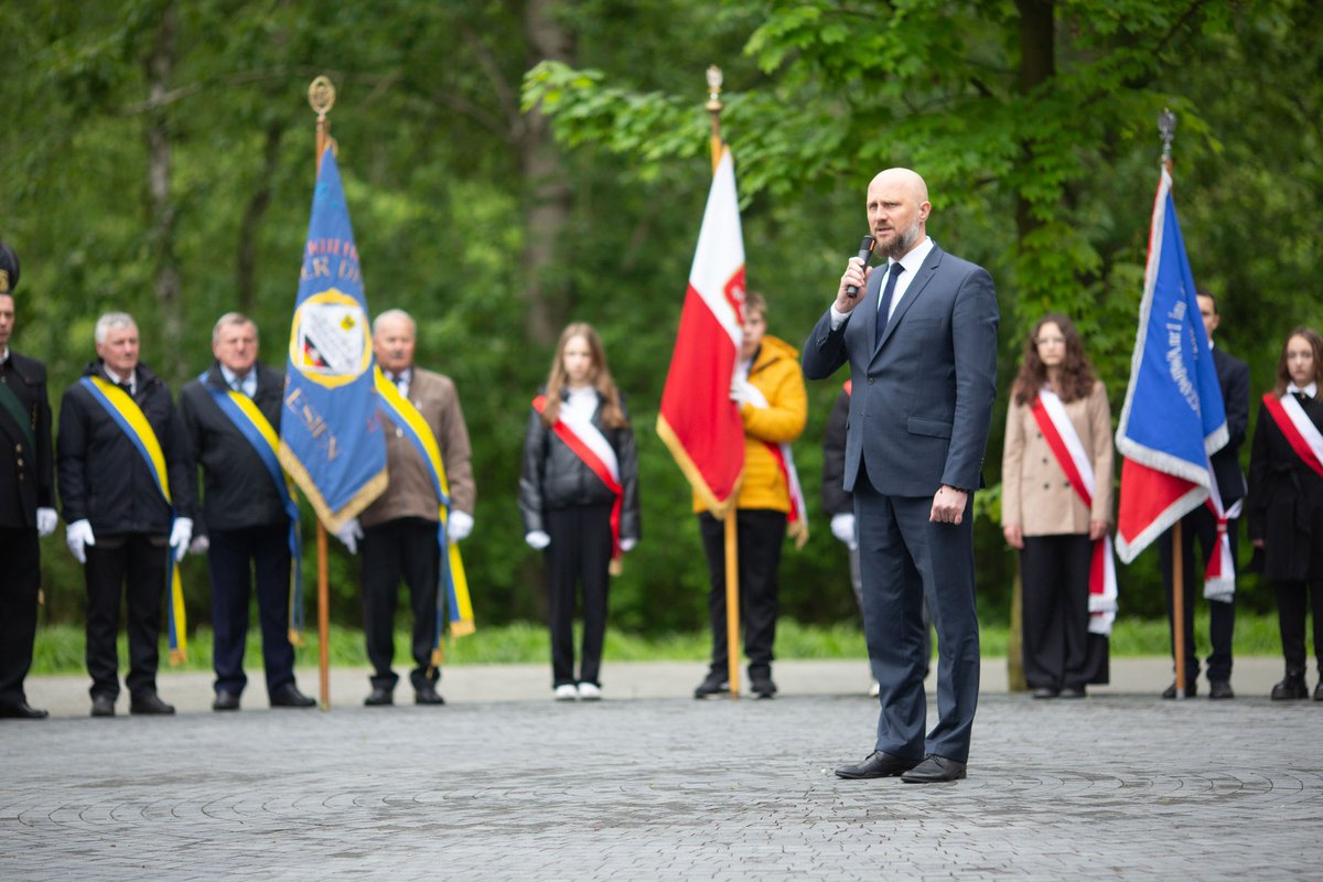 MiastoRadlin's tweet photo. Obchody 80 rocznicy Tragedii Górnośląskiej i tragedii ofiar szybu Reden  w Radlinie. https://t.co/MzZxAoAmmM