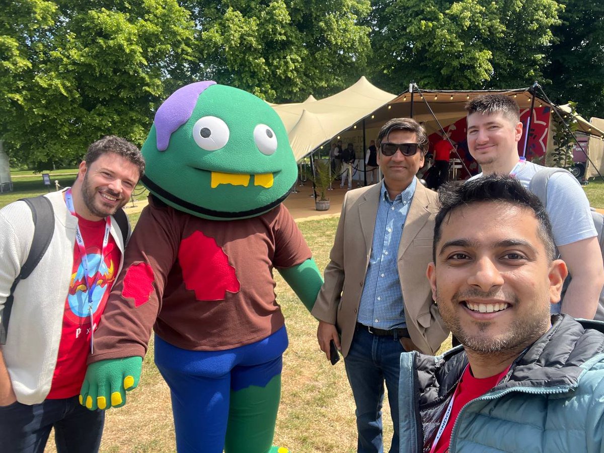 KevinDeRug's tweet photo. Just touched down in London town

Giulio and his grifter DAO swarmed me

They begged for photo... https://t.co/YWdq0TNpfe