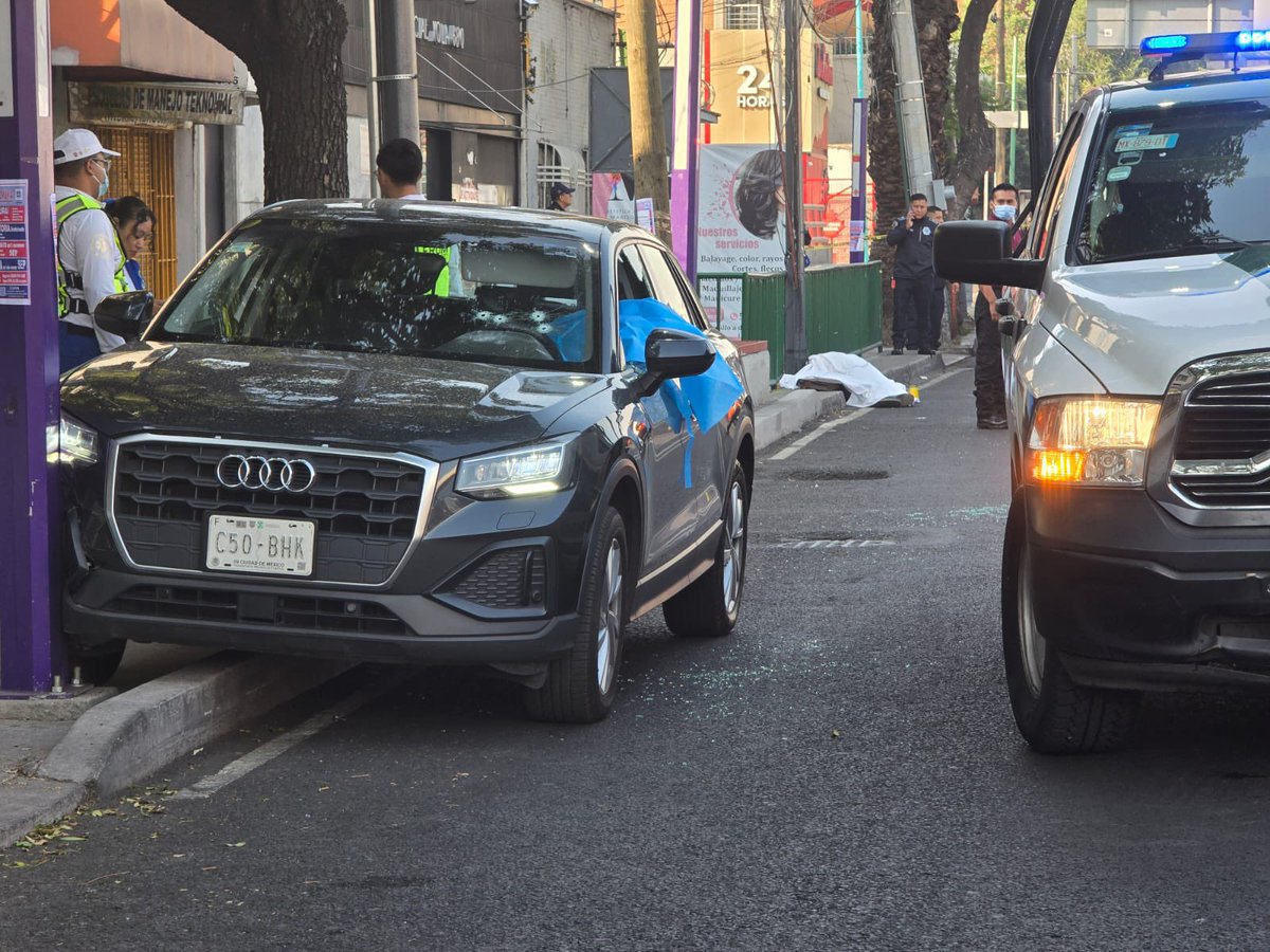 <a href="/ClaraBrugadaM/">Clara Brugada Molina</a> Muy austeros no eran andando en un auto cuyo modelo actual cuesta casi $800,000 y aunque ese es un 2021, según Repuve tiene las mismas placas desde que fue adquirido; ¿quién pompo?

Esos balazos directo a quien iba manejando son más del estilo de un ajuste de cuentas. Morenarcos.