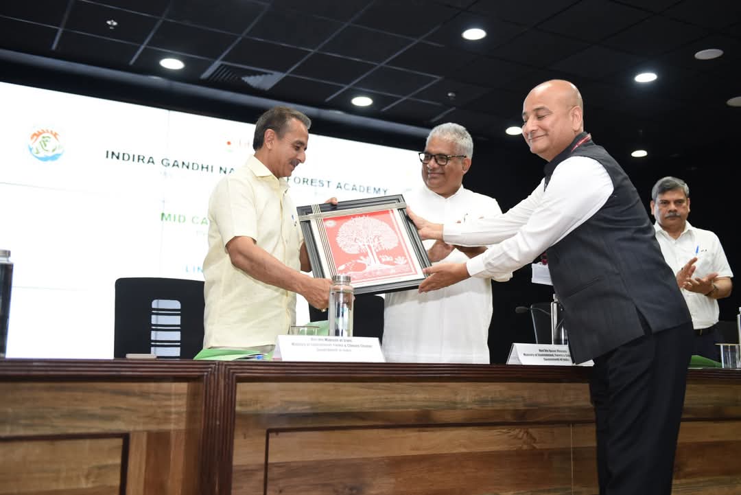 माननीय कैबिनेट मंत्री भूपेंद्र यादव जी के नेतृत्त्व में आज दिल्ली में 15वें मिड-कैरियर प्रशिक्षण कार्यक्रम के दौरान भारतीय वन सेवा अधिकारियों (IFS) से संवाद किया। वनों और वन्यजीवों के संरक्षण के प्रति उनकी प्रतिबद्धता की सराहना की।  <a href="/KVSinghMPGonda/">Kirti Vardhan Singh</a>