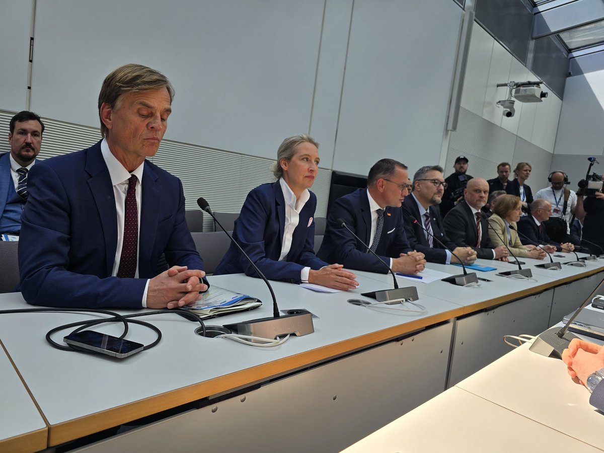 steffen_janich's tweet photo. Diese Schande mit unserem Fraktionssaal geht in die nächste Runde. Wir haben für die Presse heute mal im FDP-Saal Platz genommen. Es war wahnsinnig beengt und durch die Masse der Leute sehr schnell unerträglich heiß. https://t.co/2U713pSnyB