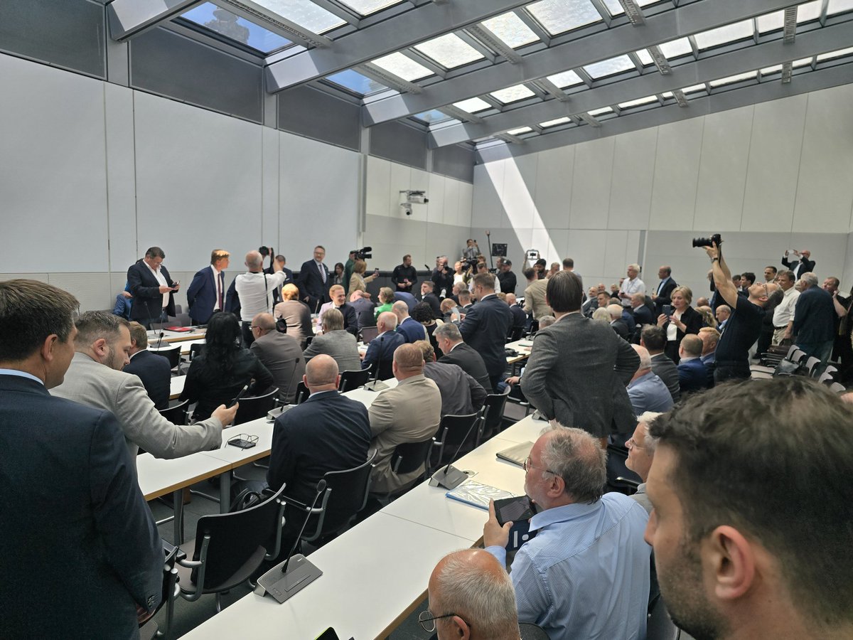 Diese Schande mit unserem Fraktionssaal geht in die nächste Runde. Wir haben für die Presse heute mal im FDP-Saal Platz genommen. Es war wahnsinnig beengt und durch die Masse der Leute sehr schnell unerträglich heiß.