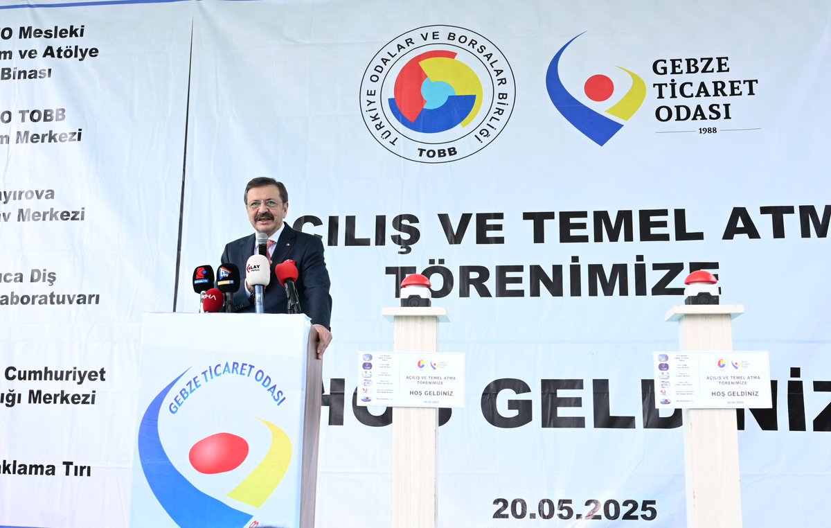 RHisarciklioglu's tweet photo. 📍Gebze - Kocaeli

Bölgeye değer katacak çok sayıda projenin açılış ve temel atma töreni için Kocaeli Valisi İlhami Aktaş ile birlikte Gebze’deyiz. 

Gebze Ticaret Odası’nın öncülüğünde hayata geçirilen TOBBUYUM Arabuluculuk ve Uyuşmazlık Çözüm Merkezi, Çayırova E-Sınav Merkezi, Darıca Diş Protez Laboratuvarı, Çayırova Cumhuriyet Aile Sağlığı Merkezi ve Afet Konaklama TIR’ının açılışını, Mesleki Eğitim ve Atölye Binası’nın temelini attık.

Gebze’ye ve ülkemize hayırlı olsun. 

Bu projeler; mesleki eğitimi güçlendirme, sağlık hizmetlerine erişimi artırma, afet anlarında hızlı müdahale kapasitesini geliştirme ve yargı süreçlerinde alternatif çözüm yollarını yaygınlaştırma gibi pek çok alanda @GebzeTicOdasi üyelerine ve bölge halkına katkı sağlamayı amaçlıyor.

Sadece ticaretin değil, eğitimin, sağlığın ve toplumsal yaşamın gelişmesi için sorumluluk alan Gebze Ticaret Odası Yönetim Kurulu Başkanımız @aslantasabdr’ı, Yönetim Kurulunu, Meclisi ve çalışan kardeşlerimi kutluyorum. 👏