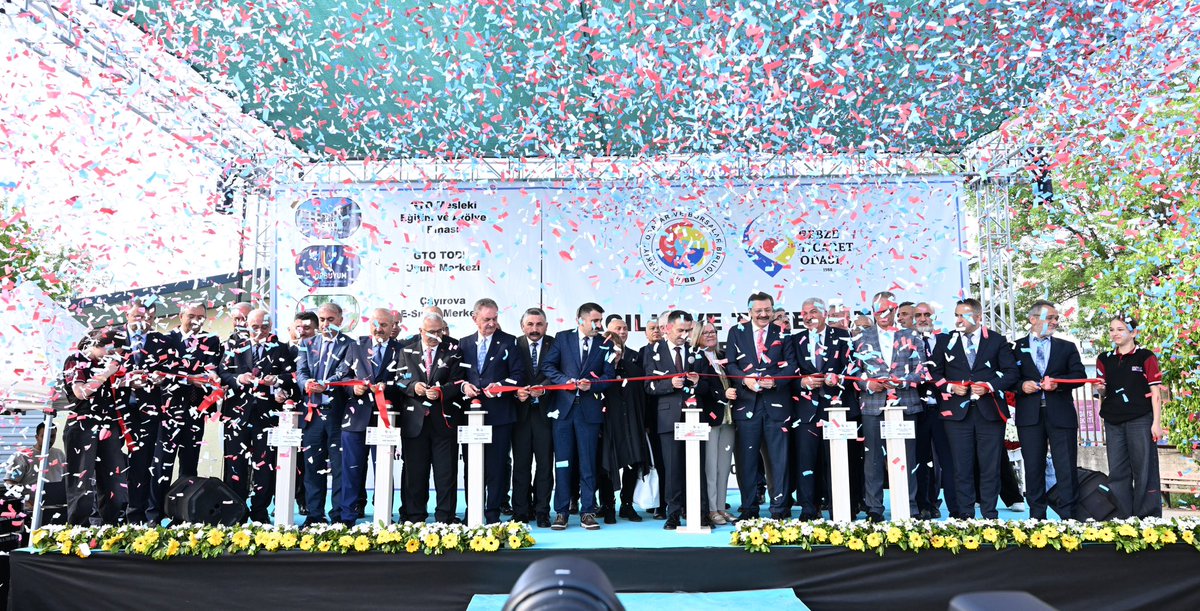 RHisarciklioglu's tweet photo. 📍Gebze - Kocaeli

Bölgeye değer katacak çok sayıda projenin açılış ve temel atma töreni için Kocaeli Valisi İlhami Aktaş ile birlikte Gebze’deyiz. 

Gebze Ticaret Odası’nın öncülüğünde hayata geçirilen TOBBUYUM Arabuluculuk ve Uyuşmazlık Çözüm Merkezi, Çayırova E-Sınav Merkezi, Darıca Diş Protez Laboratuvarı, Çayırova Cumhuriyet Aile Sağlığı Merkezi ve Afet Konaklama TIR’ının açılışını, Mesleki Eğitim ve Atölye Binası’nın temelini attık.

Gebze’ye ve ülkemize hayırlı olsun. 

Bu projeler; mesleki eğitimi güçlendirme, sağlık hizmetlerine erişimi artırma, afet anlarında hızlı müdahale kapasitesini geliştirme ve yargı süreçlerinde alternatif çözüm yollarını yaygınlaştırma gibi pek çok alanda @GebzeTicOdasi üyelerine ve bölge halkına katkı sağlamayı amaçlıyor.

Sadece ticaretin değil, eğitimin, sağlığın ve toplumsal yaşamın gelişmesi için sorumluluk alan Gebze Ticaret Odası Yönetim Kurulu Başkanımız @aslantasabdr’ı, Yönetim Kurulunu, Meclisi ve çalışan kardeşlerimi kutluyorum. 👏