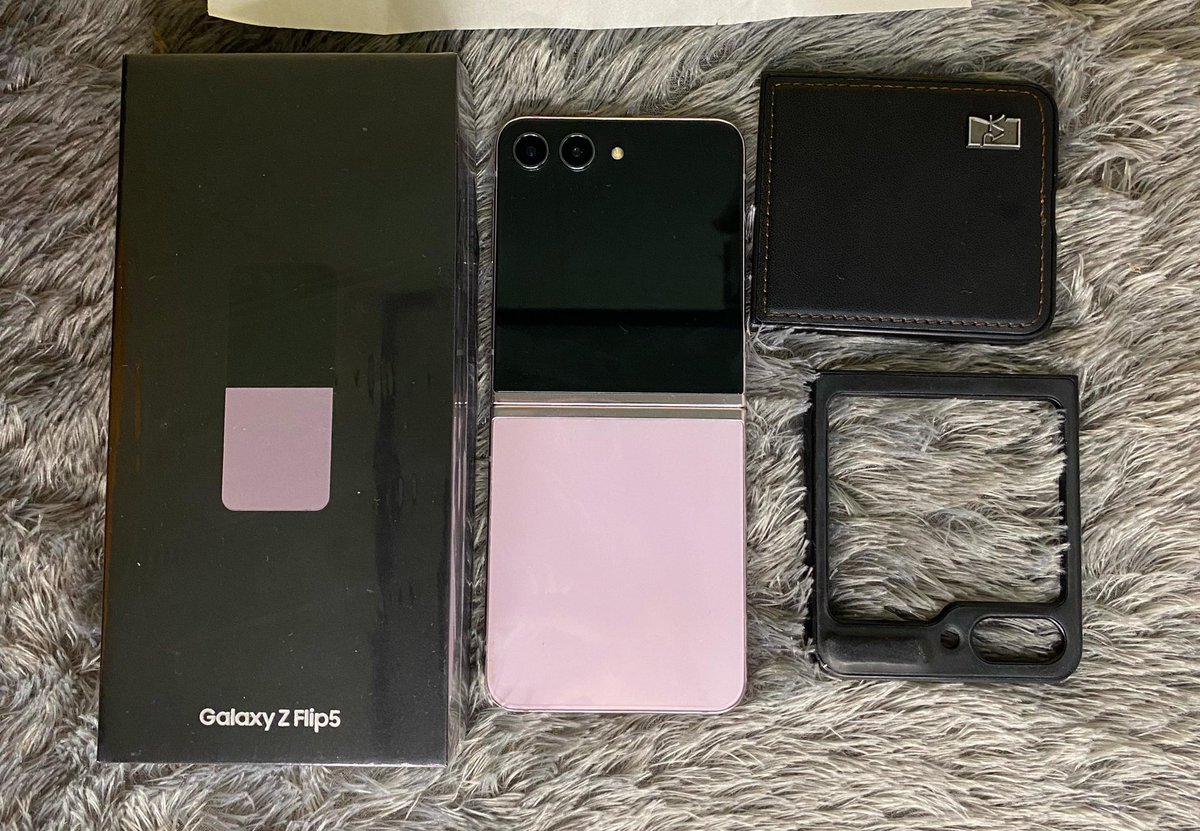 muungiel's tweet photo. WTS Samsung Z flip 5 8/256

-Mulus pemakaian pribadi 1 tahun
-Kelengkapan barang Box + charger + yang dipict
-Minus Fleksibel, selain itu aman, kamera depan belakang jernih
-Cod area samarinda / bisa co full payment shopee
-Hb 15 jt, jual 7 jt (negtip)
-Ada nota pembelian https://t.co/IMqcaizsvo