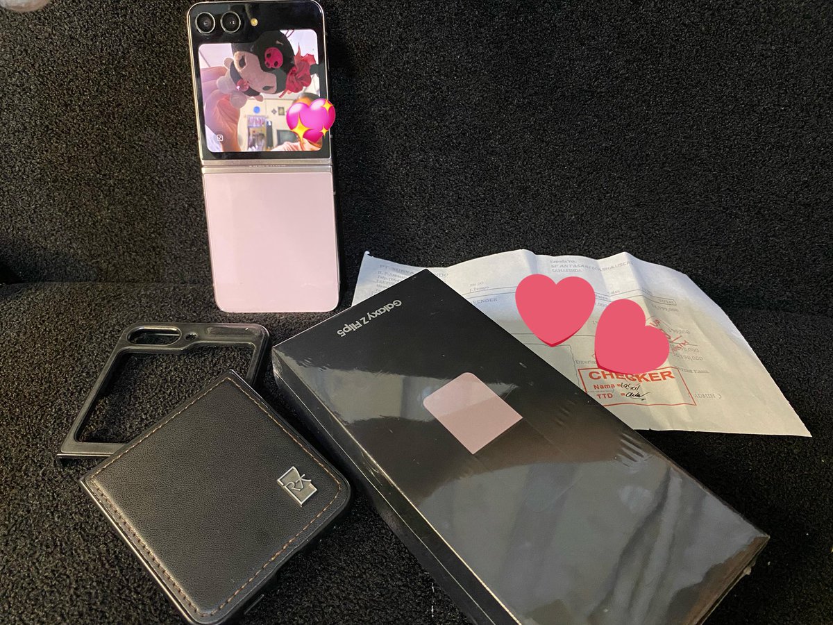 muungiel's tweet photo. WTS Samsung Z flip 5 8/256

-Mulus pemakaian pribadi 1 tahun
-Kelengkapan barang Box + charger + yang dipict
-Minus Fleksibel, selain itu aman, kamera depan belakang jernih
-Cod area samarinda / bisa co full payment shopee
-Hb 15 jt, jual 7 jt (negtip)
-Ada nota pembelian https://t.co/IMqcaizsvo