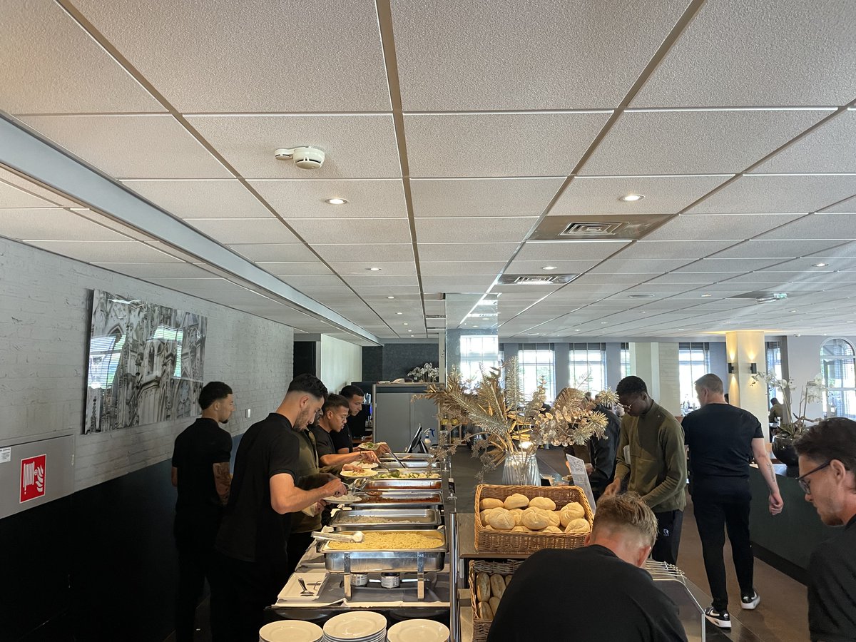 Vandaag is <a href="/telstar1963nv/">Telstar 🦁</a> te gast bij Fletcher Hotel ’s-Hertogenbosch voor de play-offs. 

Wij danken Telstar voor de komst en wensen het team veel succes met de komende twee wedstrijden⚽️

#DBOTEL #Telstar #WitteLeeuwen #playoffs #kkd #keukenkampioendivisie #Hertogenbosch