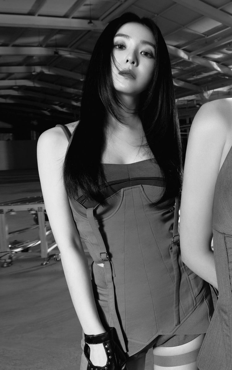 picsofirene's tweet image. she knows she is HOT