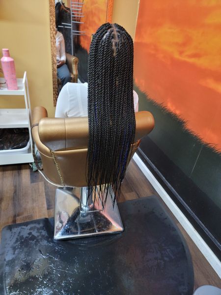 UgommaPatricia's tweet image. No stress, no loc commitment, just style and flair—faux locs bring an instant edge to your look. It's the rebellion your hair didn't know it needed. Go bold, go faux with us—your locs await.
#FauxLocs
teaneckhairbraiding.com/contact