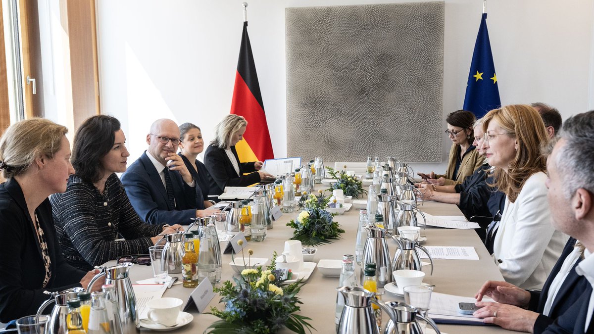 BMBF (@bmbf_bund) on Twitter photo Gute Nachrichten aus Brüssel: „Horizon Europe“ bleibt eigenständig! Das war auch Thema beim ersten Treffen von BM <a href="/DoroBaer/">Dorothee Bär</a> mit EU-Kommissarin für Start-ups, Forschung und Innovation, <a href="/EZaharievaEU/">Ekaterina Zaharieva</a>, im #BMFTR. Für beide ist klar: Europa muss ein Motor für Innovation sein! 💪🇪🇺 Gute Nachrichten aus Brüssel: „Horizon Europe“ bleibt eigenständig! Das war auch Thema beim ersten Treffen von BM <a href="/DoroBaer/">Dorothee Bär</a> mit EU-Kommissarin für Start-ups, Forschung und Innovation, <a href="/EZaharievaEU/">Ekaterina Zaharieva</a>, im #BMFTR. Für beide ist klar: Europa muss ein Motor für Innovation sein! 💪🇪🇺