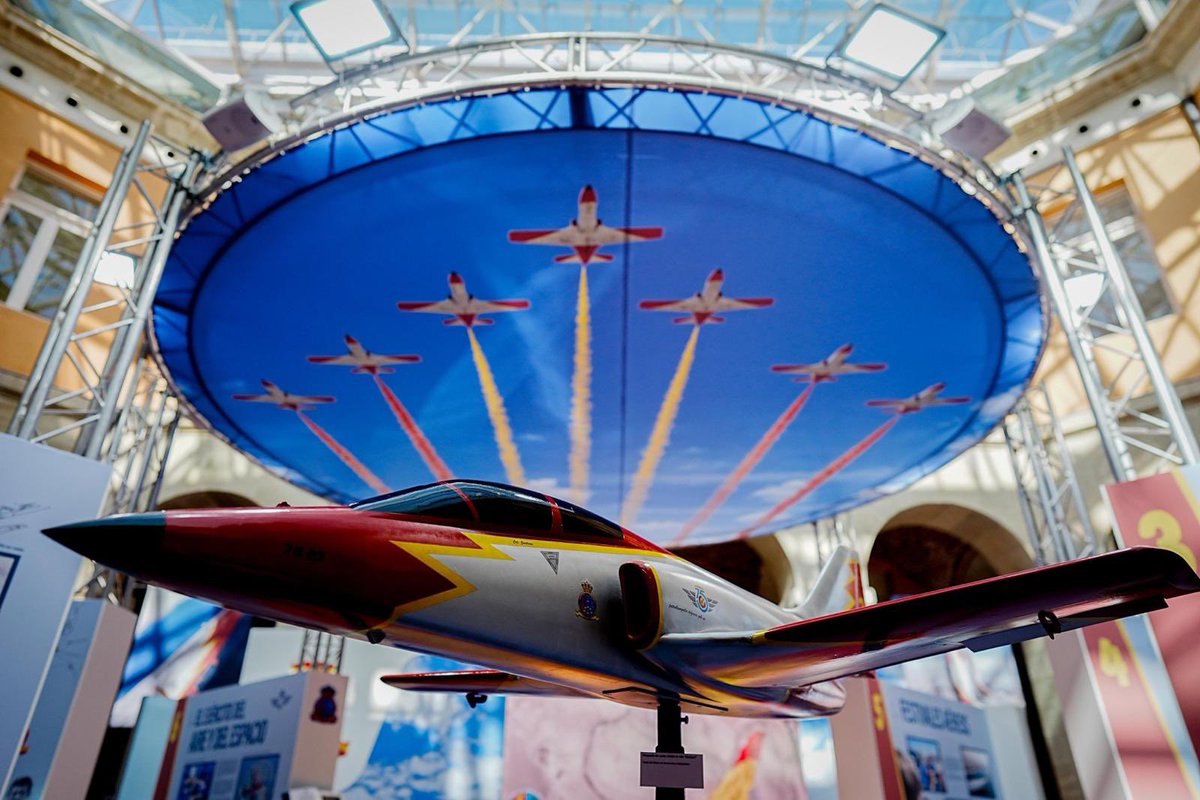 🏛️ El presidente de la @AsambleaMadrid, @EOssorioCrespo,asiste a la inauguración de la exposición '40 años de la Patrulla Águila. Volar en equipo' en la Real Casa de Correos.

✈️ Profesionales de la Academia General del Aire componen una de las principales formaciones acrobáticas