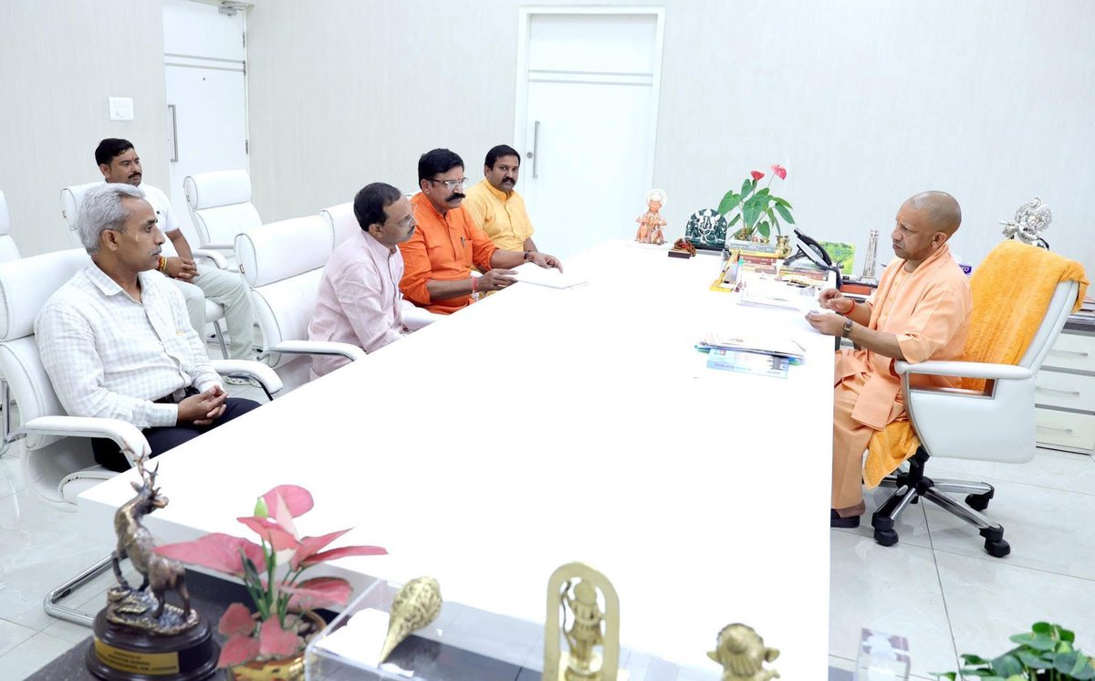 PSU_BLY's tweet photo. "माननीय @MaheshCGuptaBJP विधायक जी, आपका हार्दिक धन्यवाद! आपने हमारी आवाज उठाई और हमारे हितों की रक्षा के लिए कदम उठाया। उत्तर प्रदेश के समस्त जनपदों के पंचायत सहायक आपके इस प्रयास के लिए सदा आभारी रहेंगे। आपका समर्थन हमें नई ऊर्जा और प्रेरणा देता है। पुनः धन्यवाद!" https://t.co/wjYj5xGqsq