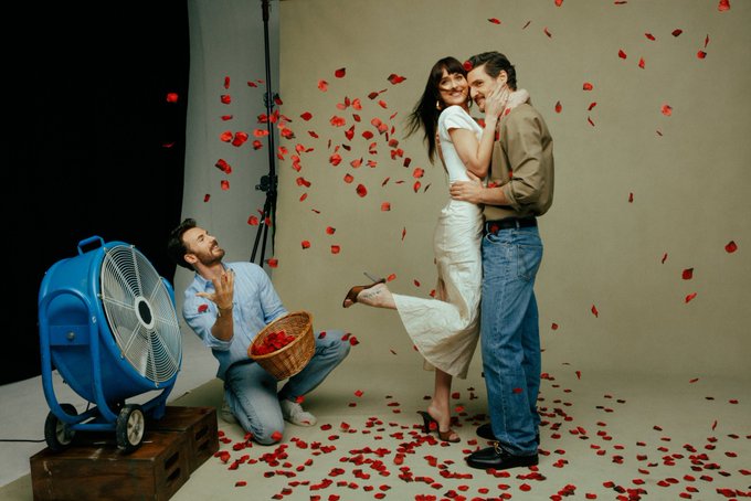 KMay_TV's tweet photo. 📸✨ Dakota Johnson, Chris Evans y Pedro Pascal posan para la prensa de MATERIALISTS en una sesión fotográfica a cargo de Charlie Clift.
#Materialists #DakotaJohnson #ChrisEvans #PedroPascal #CharlieClift #Cine2025 #FotografíaDePrensa 🎥📷 https://t.co/p7OHaB49hb