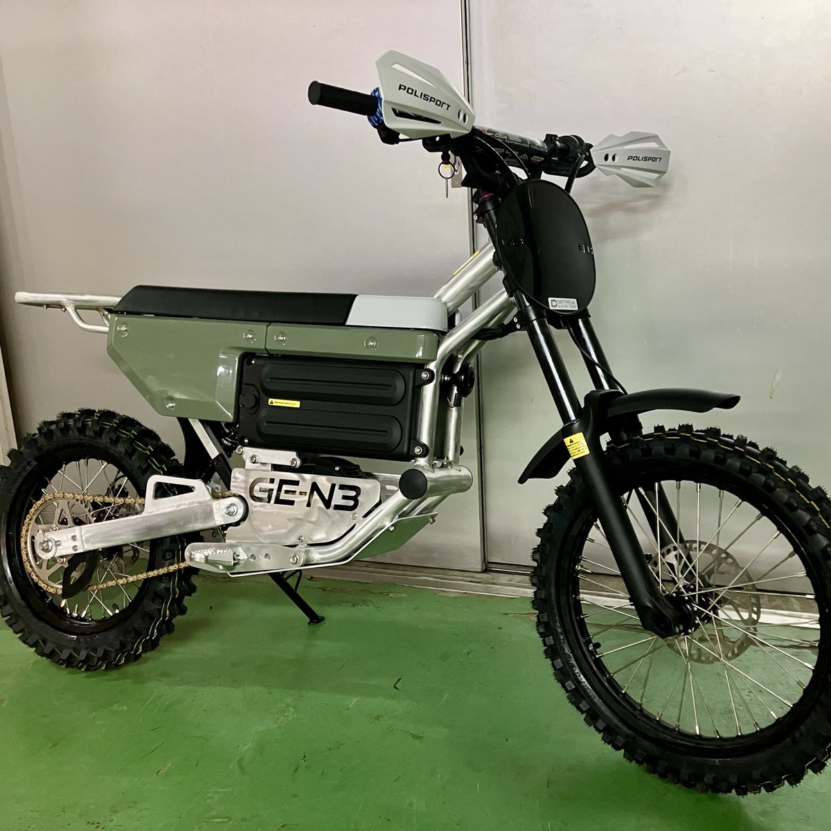 Ryota_Low918's tweet image. ゲンさんのCGCミニバイクラス仕様ひとまず完成。MXタイヤを履いても様になる！

タイヤは信頼のF:MX34 R:MX14 でビードストッパーはリムに穴開けて1個ずつ。灯火類は外して楕円ゼッケンプレートを装着。
ハンドガードはポリスポーツ....でもカラーはブラックと買い間違えちゃった😇

#gen3