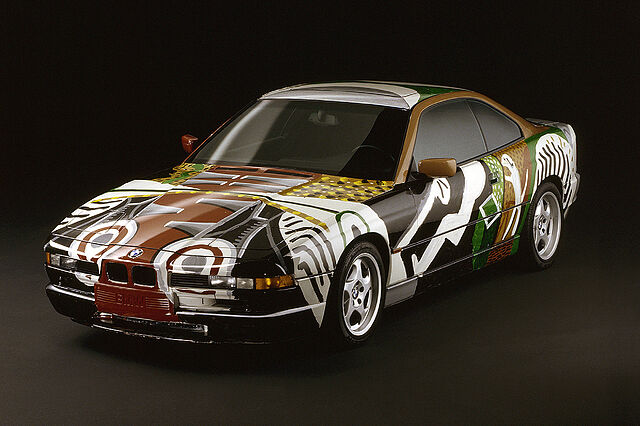 secureVL's tweet photo. BMW 850 CSi David Hockney 

V12 5.6L | 380 CV | 550 Nm    
0-100 km/h en 5,7s    
Velocidad máxima de 250 km/h   
1865 kg | Tracción trasera   
Transmisión manual de 6 velocidades