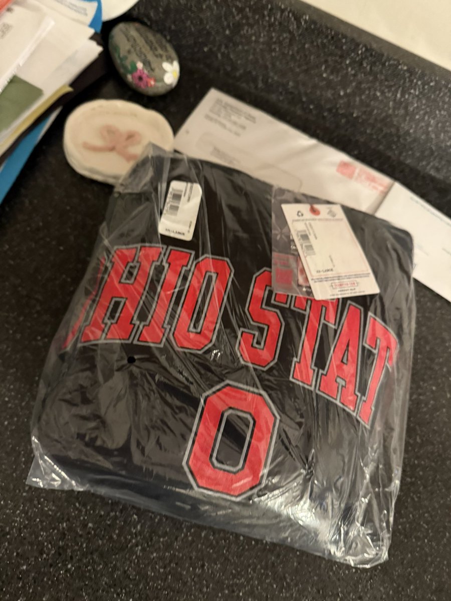 CoachMelvin49's tweet photo. Huge shout out to @KeeganSean11 for stopping by last night and bringing me a hoody of his college!  THEE OSU!  So happy for you!  Anything you need, let me know buddy! ⚜️❤️ https://t.co/ly2lLovH0V