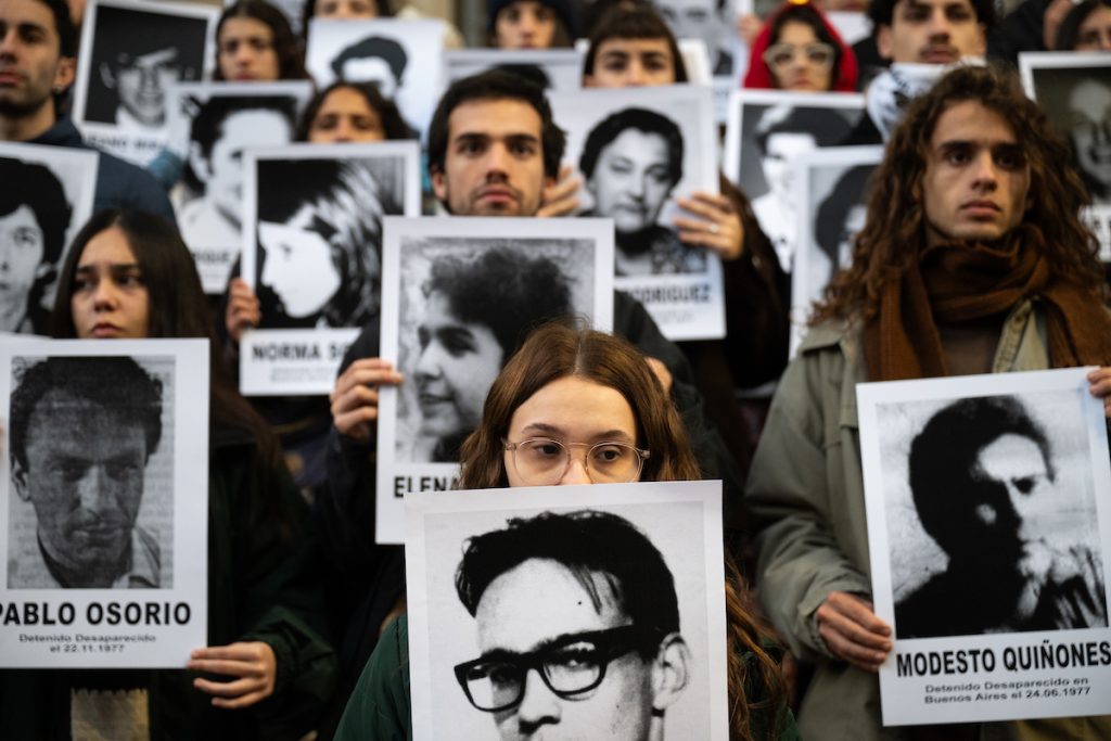Así Nos Va (@asinosva850) on Twitter photo “Sostener la memoria”: una exposición en diálogo con la 30ª Marcha del Silencio
🔊Escuchá la entrevista a dos de sus integrantes: la comunicadora Soledad Acuña (<a href="/SoledadAcunia/">Soledad Acuña</a>) y el fotógrafo Pablo Porciúncula (<a href="/pdporciuncula/">Pablo Porciúncula</a>)
radiocarve.uy/sostener-la-me… “Sostener la memoria”: una exposición en diálogo con la 30ª Marcha del Silencio
🔊Escuchá la entrevista a dos de sus integrantes: la comunicadora Soledad Acuña (<a href="/SoledadAcunia/">Soledad Acuña</a>) y el fotógrafo Pablo Porciúncula (<a href="/pdporciuncula/">Pablo Porciúncula</a>)
radiocarve.uy/sostener-la-me…