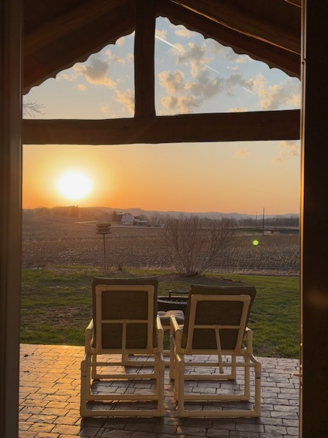 Justin_Trails's tweet photo. Wake up to sunrise 🌅 views and scenic trails right out your door. Nestled at Justin Trails Resort, the Sunrise Cottage puts you right in the center of it all — perfect for couples, solo adventurers, or friends ready to explore. https://t.co/FCGAkEuqQN https://t.co/fejl0UCVZ1
