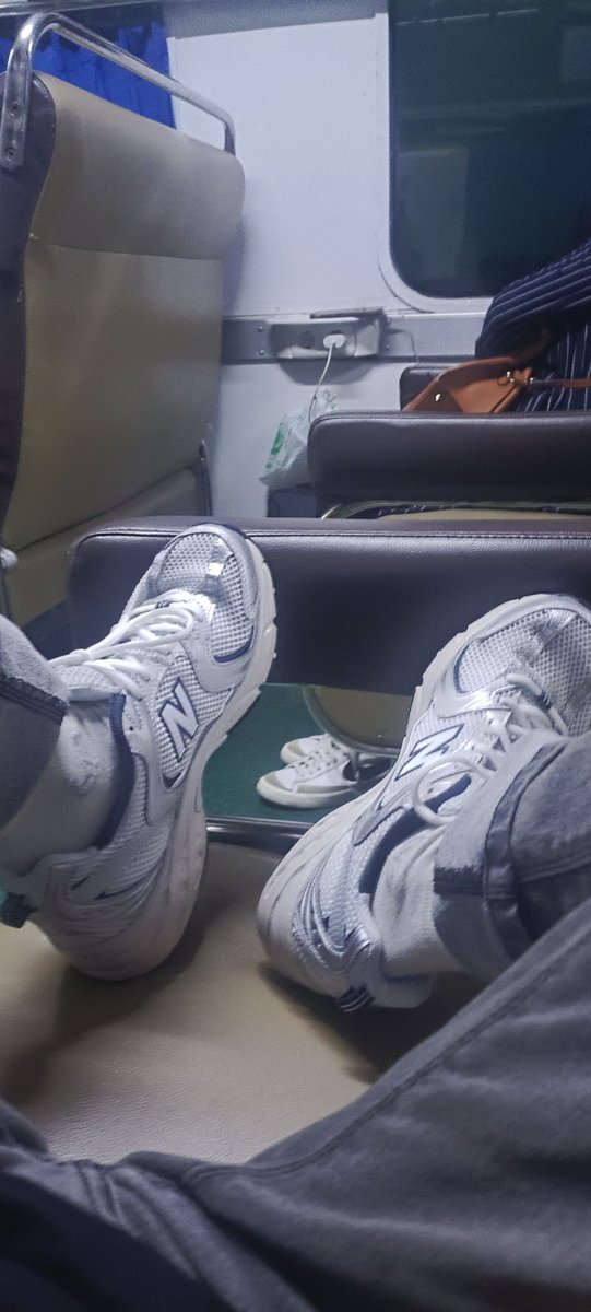 PrizaAlvi1's tweet photo. sepatu baru gaesss tp kok jd keliatan kurang pas https://t.co/njfUQx9CXP