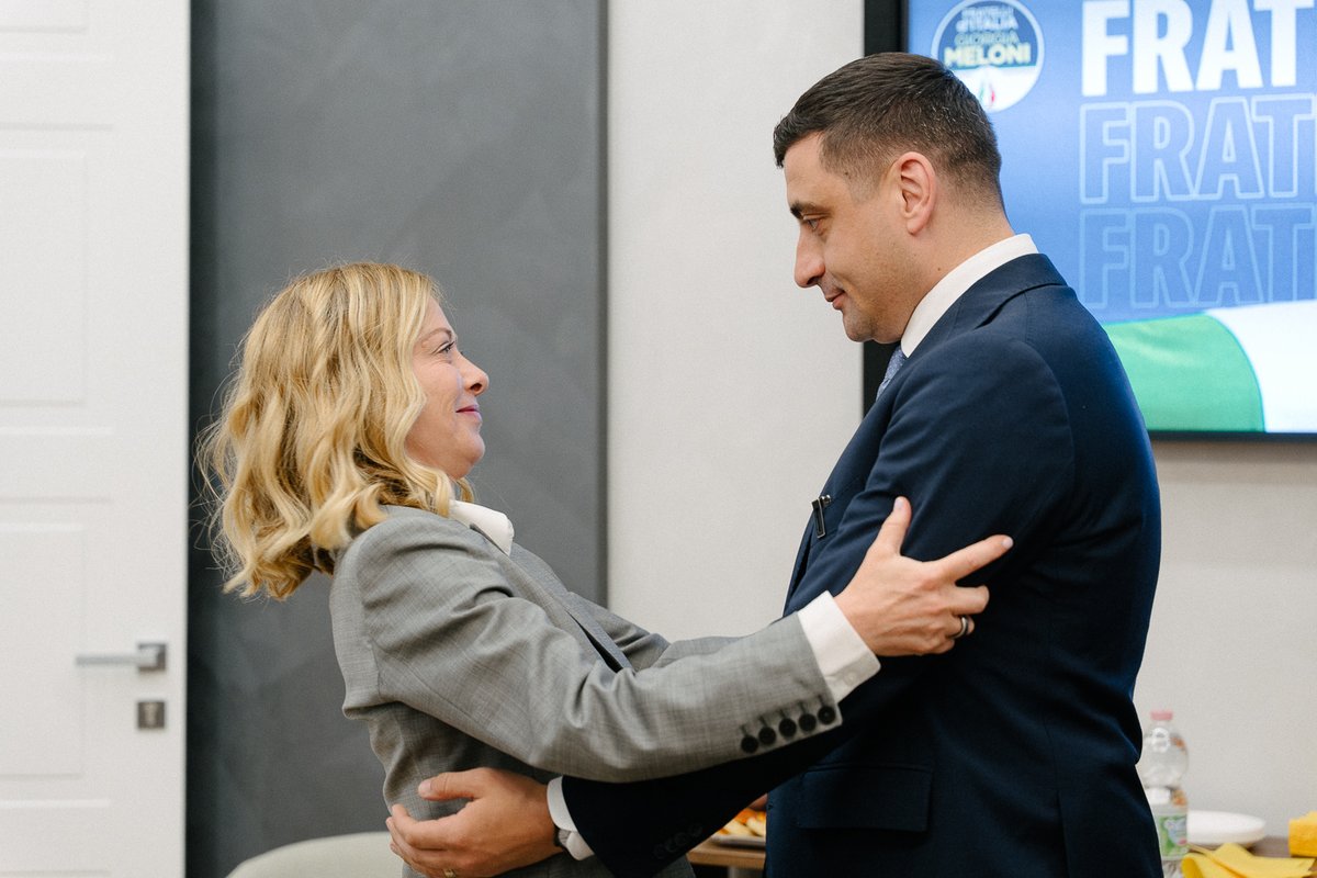 Klub Jagielloński (@klubjagiellonsk) on Twitter photo ❓ Kim jest nowy prezydent Rumunii Nicușor Dan?
💥 Porażka George'a Simiona
👉 Czy Rumunię czeka pogłębienie chaosu politycznego?
Polecamy rozmowę <a href="/OkonskiStan/">Stanisław Okoński</a> z <a href="/Adam_Burakowski/">Adam Burakowski</a>
YouTube ➜ youtu.be/jls3_AuMKIo?fe…
Spotify ➜ open.spotify.com/episode/6HVGqK… ❓ Kim jest nowy prezydent Rumunii Nicușor Dan?
💥 Porażka George'a Simiona
👉 Czy Rumunię czeka pogłębienie chaosu politycznego?
Polecamy rozmowę <a href="/OkonskiStan/">Stanisław Okoński</a> z <a href="/Adam_Burakowski/">Adam Burakowski</a>
YouTube ➜ youtu.be/jls3_AuMKIo?fe…
Spotify ➜ open.spotify.com/episode/6HVGqK…