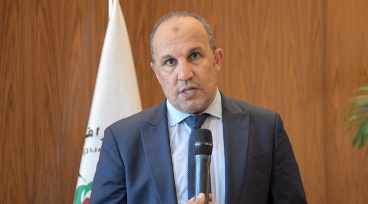 بلقشور رئيس العصبة كيعترف أنه خدام على مشروع الرجاء مند سنين وكيهاجم الرئيس الحالي
فين مشى الحياد؟
جمهور الرجاء اللي كان ضد ازدواجية المهام ساكت اليوم
والأسوأ كيشجعو رجوع رئيس سابق مشبوه.
هنا نتأكد من مقولة انهم فعلا " جمهور الحديقة" 😂😂
 #ديما_عسكر